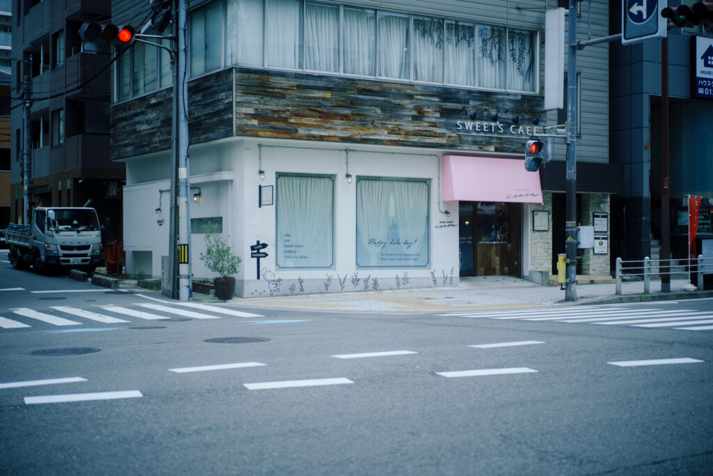 大阪府谷町のスイーツショップ PATISSERIE Sweet's canon の外観デザインプロデュース　かわいい飲食店舗のブランディングデザイン　店舗ファサードデザイン